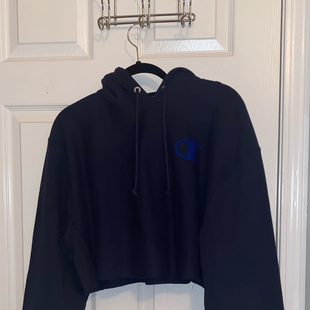 Navy cropped sweatshirt.